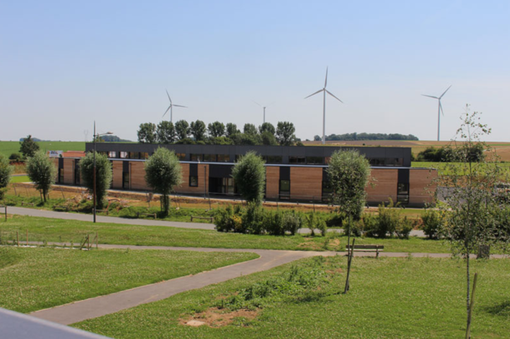 Bâtiment relais Ecopolis et le parc éolien
